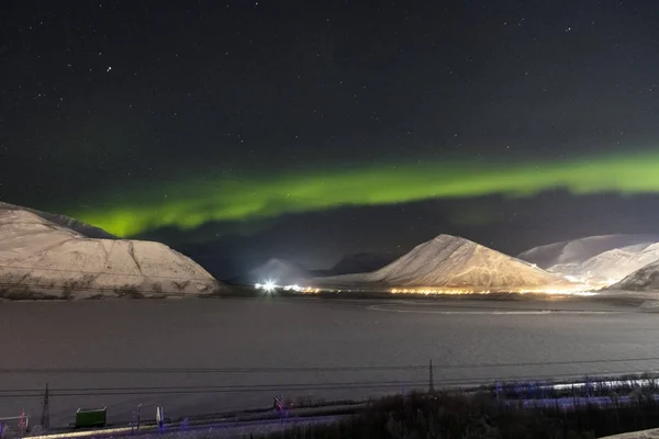 Norrsken på bakgrunden natt berg — Stockfoto