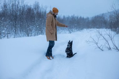 Şirin köpek efendisine bir emir veriyor.