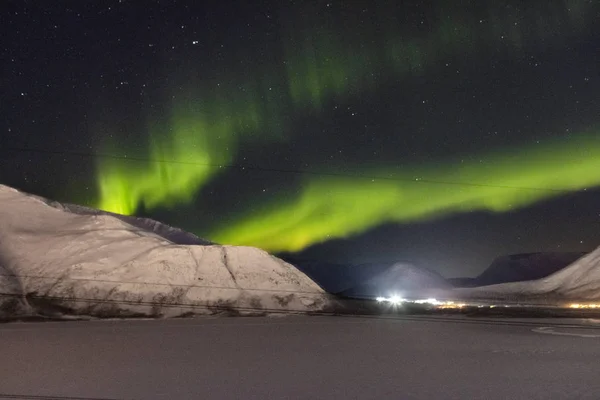 Βόρεια φώτα στο παρασκήνιο-νύχτα βουνά — Φωτογραφία Αρχείου