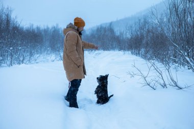 Şirin köpek efendisine bir emir veriyor.