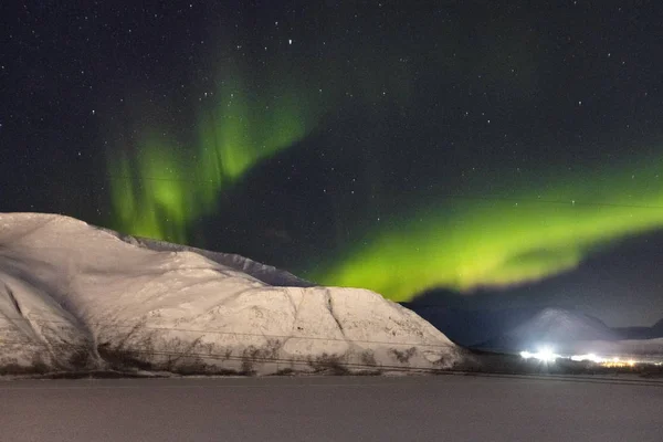 Північне сяйво на фоні нічних гір — стокове фото