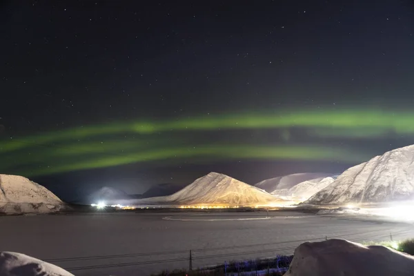 Nordlichter auf den nächtlichen Bergen im Hintergrund — Stockfoto