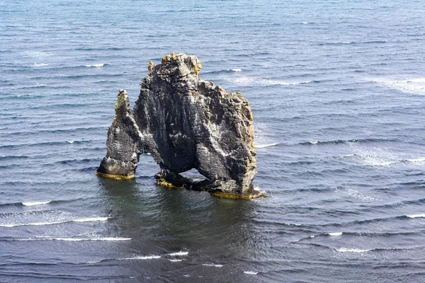 Hvitserkur troll rock basalt stapel in island — Stockfoto