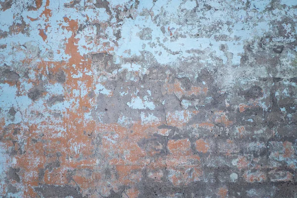 Špinavá červená cihlová zeď se starou barvou — Stock fotografie