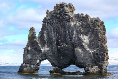 İzlanda 'daki Hvitserkur trol kaya bazalt yığını