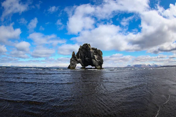 Pila di basalto troll di Hvitserkur in Islanda — Foto Stock