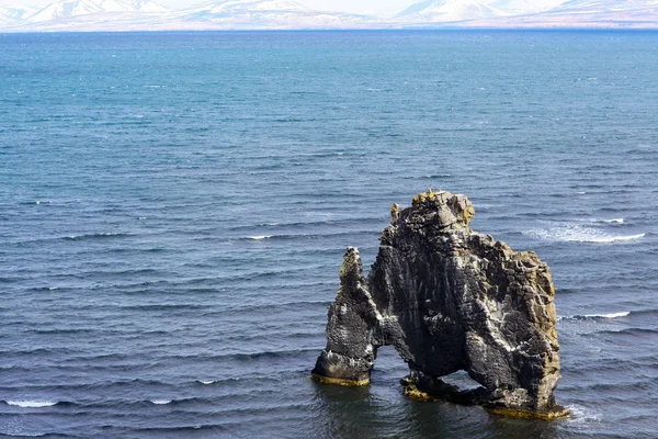 Hvitserkur trol rots basalt stapel in IJsland — Stockfoto