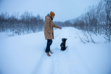 Şirin köpek efendisine bir emir veriyor.