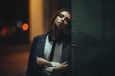 Ofiste fazla mesai yapan yorgun bir kız.