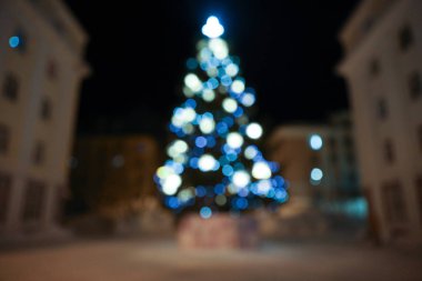 Gece caddesindeki Noel ağacının mavi ışıkları