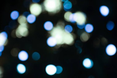 Odaklanmayan sıcak ampullerin renkli bokeh 'i, odağını kes