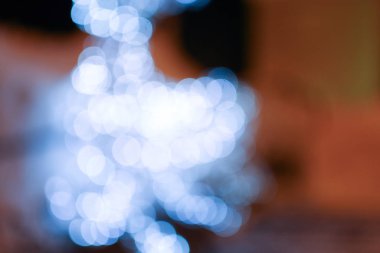 Odaklanmayan sıcak ampullerin renkli bokeh 'i, odağını kes