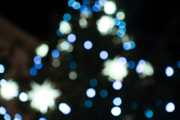 Luces azules del árbol de Navidad en la calle de la noche —  Fotos de Stock