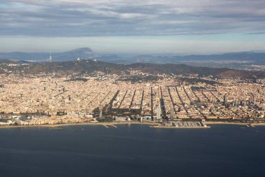 Barselona şehri ve plajı uçaktan görüldü. İspanya