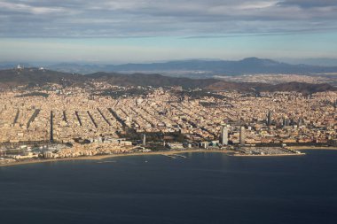 Barselona şehri ve plajı uçaktan görüldü. İspanya