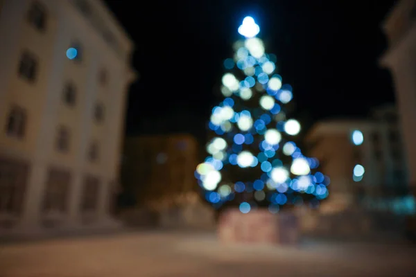Μπλε φώτα του χριστουγεννιάτικου δέντρου στο δρόμο της νύχτας — Φωτογραφία Αρχείου