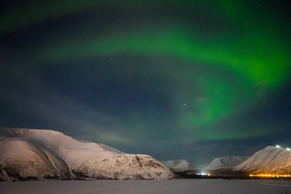 Luces boreales en las montañas del fondo-noche — Foto de Stock