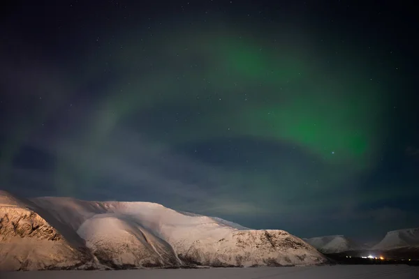 Luci del nord sulle montagne di sfondo-notte — Foto Stock