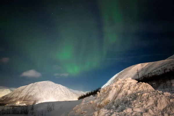 Norrsken på bakgrunden natt berg — Stockfoto