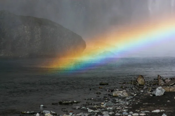 Arco iris en la cascada en Islandia — Foto de Stock