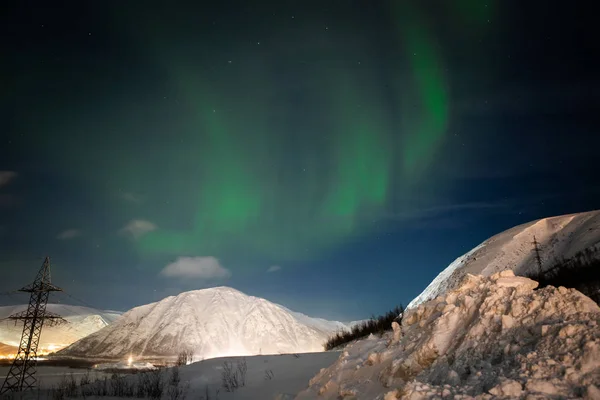 Arka plandaki gece dağlarında kuzey ışıkları — Stok fotoğraf