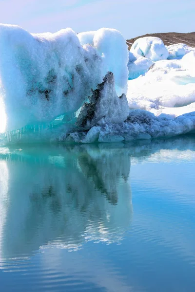 Blocchi di ghiaccio nelle acque fredde islandesi, riscaldamento globale — Foto Stock