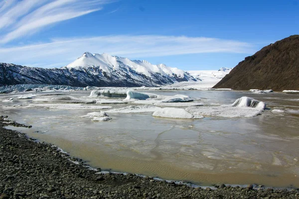 Bloques de hielo en aguas frías islandesas, calentamiento global — Foto de Stock