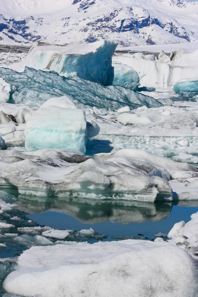 Bloques de hielo en aguas frías islandesas, calentamiento global —  Fotos de Stock