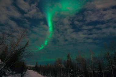 Arka plandaki gece dağlarında kuzey ışıkları