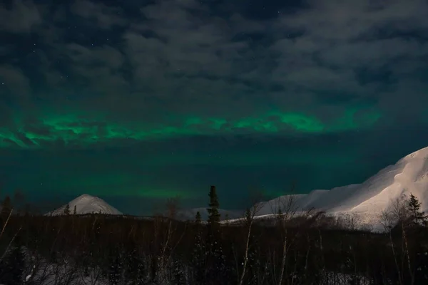 Luzes do norte nas montanhas de fundo-noite — Fotografia de Stock