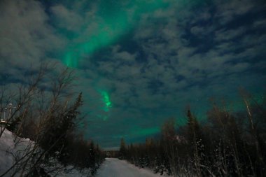 Arka plandaki gece dağlarında kuzey ışıkları