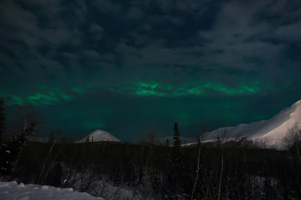 Lumières du nord sur les montagnes de fond-nuit — Photo