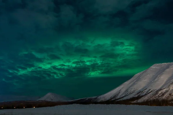 Lumières du nord sur les montagnes de fond-nuit — Photo