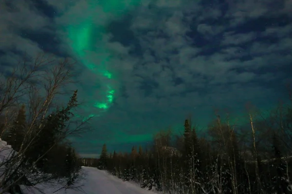 Norrsken på bakgrunden natt berg — Stockfoto