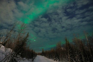 Arka plandaki gece dağlarında kuzey ışıkları