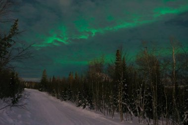 Arka plandaki gece dağlarında kuzey ışıkları