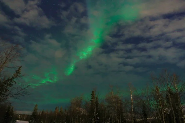 Lumières du nord sur les montagnes de fond-nuit — Photo