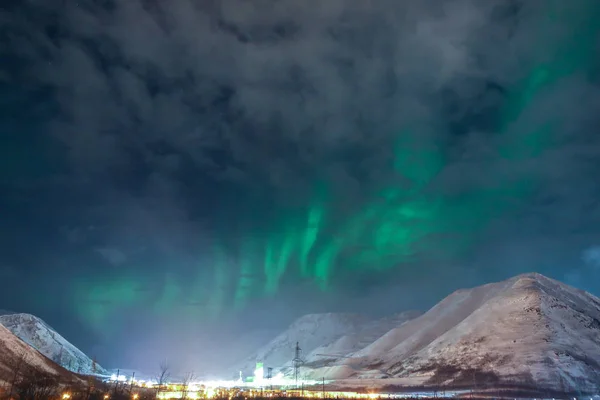 Nordlichter auf den nächtlichen Bergen im Hintergrund — Stockfoto