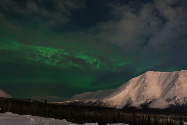 Luces boreales en las montañas del fondo-noche — Foto de Stock