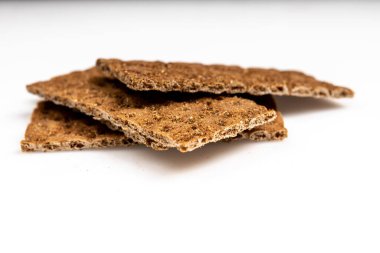 Tahıllı diyet hafif çıtır ekmek beyaz arka planda yatıyor