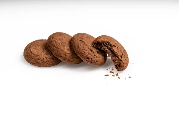 Braune Schokoladenkekse mit weicher, leckerer Füllung innen auf weißem Hintergrund — Stockfoto