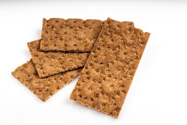 Tahıllı diyet hafif çıtır ekmek beyaz arka planda yatıyor