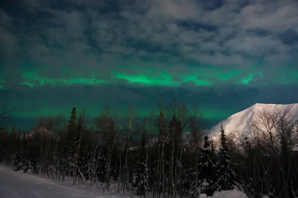 Norrsken på bakgrunden natt berg — Stockfoto