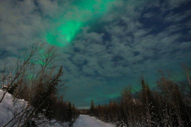 Arka plandaki gece dağlarında kuzey ışıkları