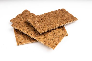 Tahıllı diyet hafif çıtır ekmek beyaz arka planda yatıyor