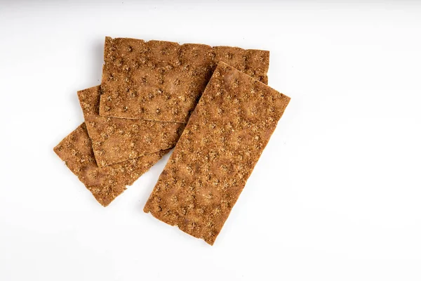 Dieta de grãos pão crocante leve deitado sobre um fundo branco — Fotografia de Stock