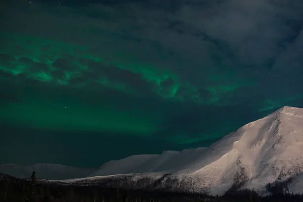 Lumières du nord sur les montagnes de fond-nuit — Photo