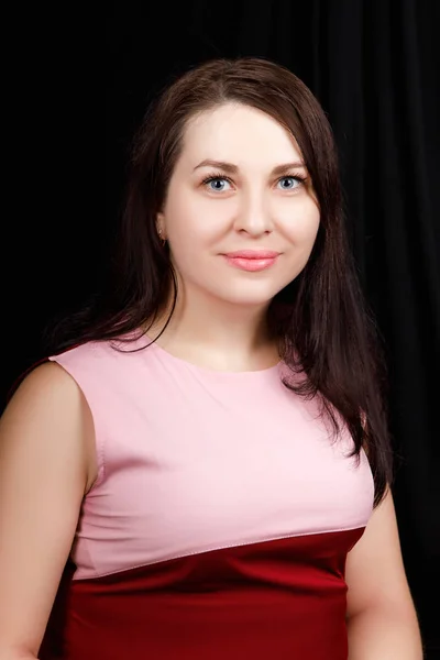 Estudio de cerca retrato de una chica de apariencia eslava con ojos azules. sobre un fondo negro — Foto de Stock