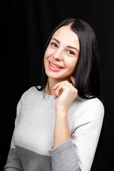 El retrato de una mujer reflexiva mantiene la mano bajo el mentón, mira a la cámara para recordar algo o escucha algo con interés, vestido casualmente, plantea adentro. Concepto juvenil — Foto de Stock