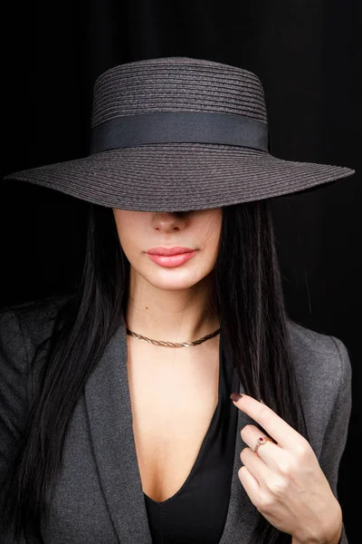 Beautiful woman portrait with a big hat. Vintage look. Fashion makeup. The hat covers half the face — 스톡 사진
